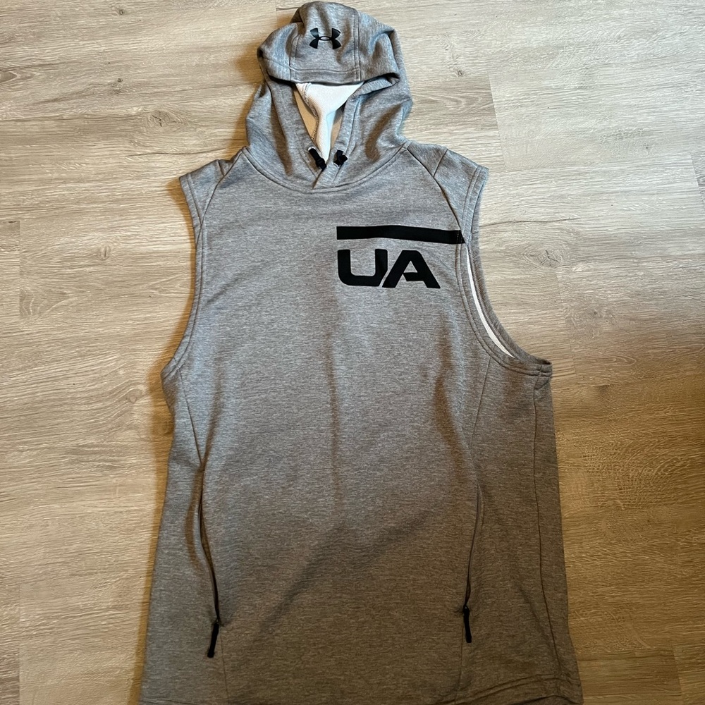 Mens sleeveless hooded Under Armour shirt